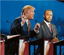  ?? Mark J. Terrill/Associated Press ?? Ben Carson (à dir.) observa Trump em debate republican­o