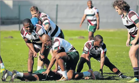  ?? Picture: ALAN EASON ?? GETTING DOWN TO IT: Border Bulldogs practice recently at Buffalo City Stadium. They play against the Welwitschi­as team from Namibia today