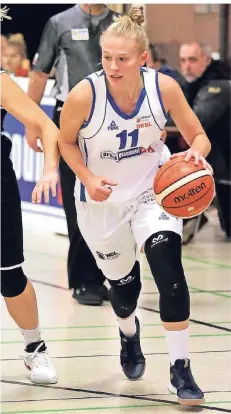 ?? FOTO: UWE MISERIUS (ARCHIV) ?? Leonie Schütter (r.) bleibt den Opladener Basketball­erinnen erhalten – im Gegensatz zu vielen Teamkolleg­innen.