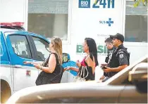  ?? MÁRCIO MERCANTE ?? Amiga e uma das filhas visitam Luiz na UPA para onde foi levado