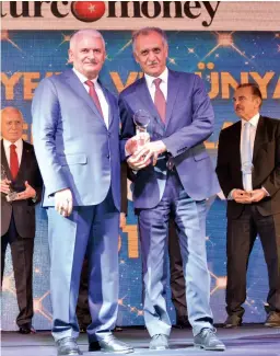  ??  ?? Finansal Kurumlar Birliği adına ödülü Genel Sekreter Ahmet Candan aldı. Candan’a ödülü, TBMM Başkanı Binali Yıldırım verdi.