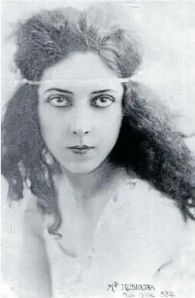  ??  ?? Musidora, en 1910, fotografia­da por Henri Manuel.