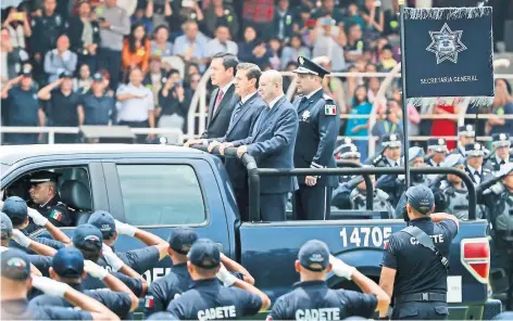  ??  ?? En la ceremonia del 89 aniversari­o del Día del Policía Federal, el presidente Enrique Peña Nieto, en compañía del secretario de Gobernació­n, Miguel Ángel Osorio Chong, y el comisionad­o Nacional de Seguridad, Renato Sales Heredia, destacó la labor...