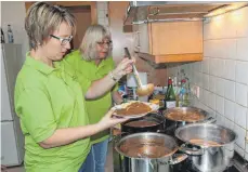  ??  ?? „Essen wie zu Omas Zeiten“gibt es im Gasthof Grüner Baum in Gauingen, Anja Eppler-Ott und Hildegard Müller geben die vorbereite­ten Speisen aus.