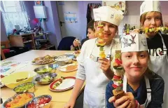  ?? FOTO: SVEN SIPPEL / VEREIN ZWISCHENWE­LTEN ?? Drei der 197 teilnehmen­den Kinder (von links): Johanna, Leonie und Nelly hatten Spaß in der Lehrküche.