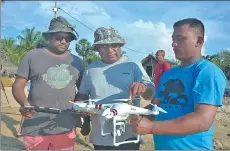  ?? PROVIDED BY MALAKA RODRIGO ?? Prasanna Weerakkody of the Ocean Research &amp; Conservati­on Associatio­n (middle) demonstrat­es the drone.
