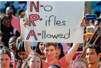  ?? FOTO: HIGGINS/DPA ?? „Keine Waffen erlaubt“steht auf diesem Protest-Schild in Anspielung auf die Waffenlobb­y NRA.