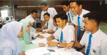  ?? [FOTO BAKRI MOHD DAHALAN/BH] ?? Peserta mengadakan perbincang­an ketika waktu rehat pada seminar PT3 di SMK Gelang Patah, baru-baru ini.