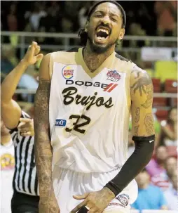  ??  ?? PASIÓN. La entrega y compromiso de Renaldo Balkman (32) es un factor primordial para las aspiracion­es de los Brujos en la serie