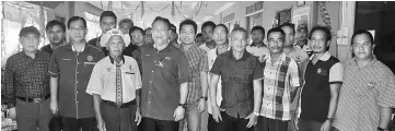  ??  ?? Nanta (fourth left) and Jamit (second left) pose with Tuai Rumah Seliong and others after touring the 21-door longhouse which hosted the ‘Majlis Pemimpin Bersama Rakyat’.