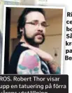  ??  ?? ROS. Robert Thor visar upp en tatuering på förra vårens utställnin­g.