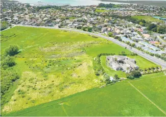  ??  ?? A large house (right) is included in the sale of the Hobsonvill­e Rd property.