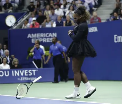  ?? FOTO: AP PHOTO/JULIO CORTEZ ?? Serena Williams har sönder sin racket i ilskan under US Open-finalen■