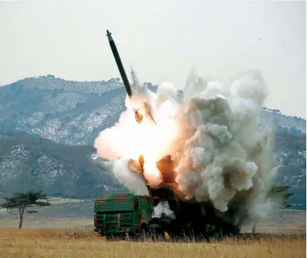  ?? STR / KCNA VIA KNS|AFP ?? Forças da Coreia do Norte testam novos moterores de lanlamento de mísseis que tornam o país um dos melhores em envio de satélites