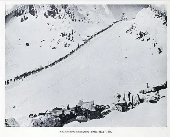  ?? KLONDYKE SOUVENIR/UBC DIGITIZATI­ON CENTRE/FILES ?? Miners ascend the notoriousl­y difficult Chilkoot Pass in May 1898. Authoritie­s made everyone carry 1,000 pounds of provisions on the popular route to the Klondike.