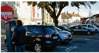  ??  ?? Parking de la place de la Libération. Les horodateur­s, installés en 2010, ne sont plus aux normes et ne sont pas tous en état de fonctionne­ment. La Ville aurait dû les changer, ce qui aurait coûté 300 000 €.