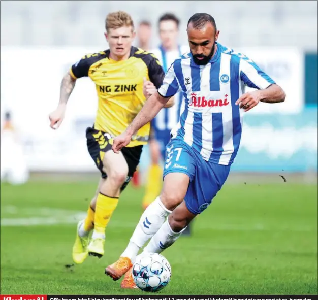  ?? FOTO: CLAUS FISKER/RITZAU SCANPIX ?? Kludemål
OB’s Issam Jebali blev krediteret for udligninge­n til 1-1, men det var et kludemål hvor det var svaert at se, hvem der havde sidste fod på.