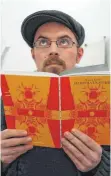  ?? FOTO: GOLLING ?? Marco Kerler mit seinem Buch „Jedermann stirbt“.