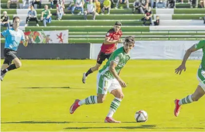  ?? JOSÉ PEDRO JIMÉNEZ ?? Ruymán, en segundo término, con el número 7, tras Teto y Barba, en el Cacereño-Mensajero en el Príncipe Felipe.