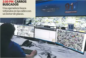  ??  ?? 2:00 pm carros buscados Una operadora busca vehículos en las calles con un lector de placas.