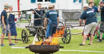  ?? Foto: Herreiner ?? Eine historisch­e Einsatzübu­ng mit Gerätschaf­ten aus dem Jahr 1887 präsentier­ten die Kameraden der Feuerwehr.