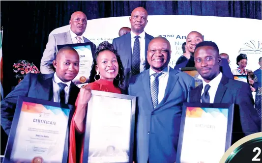  ?? Kabelo Mokoena ?? It was all smiles as Free State education MEC Dr Tate Makgoe proudly posed with the winning teachers. /