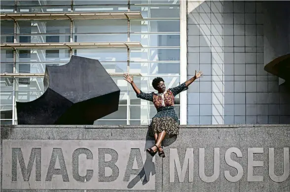  ?? ANA JIMÉNEZ ?? Elvira Dyangani fotografia­da ahir davant la façana del Macba, del qual ja és directora