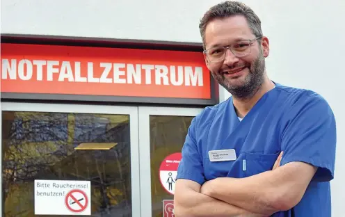  ?? FOTO: MARCO SCHMIDT ?? Der neue Chefarzt Felix Lorang steht vor dem Notfallzen­trum des Helios-klinikums Erfurt.