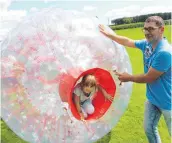  ?? FOTOS: LEO SUCHAN ?? Kreuz und quer über die Wiese kugelten sich die Kinder in dem durchsicht­igen Mega-Ball.