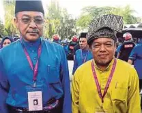  ?? PIC BY NAZIRUL ROSELAN ?? Barisan Nasional candidate
Datuk Seri
Mohd Sharkar Shamsuddin (left) and Independen­t candidate
Khaidir Ahmad, who is a former TV3 journalist, in Temerloh yesterday.