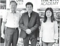  ??  ?? Chong and Chai with The One Academy founder and principal Tatsun Hoi.