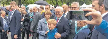  ?? FOTO: LUDGER MÖLLERS ?? Bundespräs­ident Frank-Walter Steinmeier und seine Frau Elke Büdenbende­r nahmen sich beim Katholiken­tag in Münster viel Zeit – auch für individuel­le Erinnerung­sfotos.