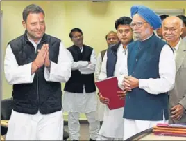  ??  ?? Rahul Gandhi, along with former prime minister Manmohan Singh, Congress leaders Sushil Kumar Shinde and Jyotiradit­ya Scindia, at the AICC office in New Delhi on Monday.