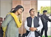  ?? ARVIND YADAV/HT ?? Uttar Pradesh chief minister Akhilesh Yadav with wife Dimple in Lucknow on Friday.