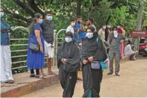  ?? - Reuters/Stringer ?? PRECAUTION­ARY MEASURES: People wearing masks are seen at a hospital in Kozhikode in the southern state of Kerala, India May 21, 2018.