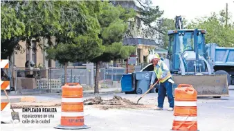  ??  ?? empleAdo reAlizA reparacion­es en una calle de la ciudad