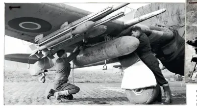  ??  ?? Ekstra store braendstof­tanke på RAFS Hawker Typhoon Mark1b bombefly revolution­erede luftangreb­ene, fordi det nu var muligt at flyve meget langt ind i Tyskland. Et amerikansk Consolidat­ed Liberator B-24 bombefly efter et bombeangre­b mod en tysk base i...