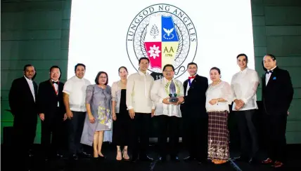  ??  ?? PROPERTY AND REAL ESTATE AWARD. Angeles City Mayor Edgardo D. Pamintuan receives the award for Angeles City after being adjudged as winner during thePropert­y and Real EstateAwar­ds Night of theFIABCI-Philippine­s, held at the Marriot Hotel, Pasay City....