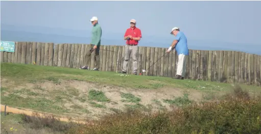  ??  ?? Players in the tournament at 7nd tee, with stunning views of the Senhor da Pedra