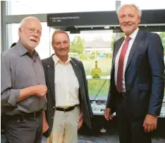  ?? Foto: Büchele ?? Im Foyer des Landratsam­tes ist eine Ausstellun­g über Glas eröffnet worden. Das Bild zeigt Landrat Hans-Joachim Weirather (rechts) im Gespräch mit (von links) Dieter Schaich von der Glastechni­schen Gesellscha­ft und Kreisheima­tpfleger Peter Hartmann. In der Vitrine im Hintergrun­d: Eine bayerische Schlegelfl­asche.