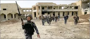  ?? THAIER AL-SUDANI/REUTERS ?? KIAN TERPOJOK: Pasukan Kepolisian Federal Iraq berusaha mengambil alih Kota Tua Mosul dari ISIS.