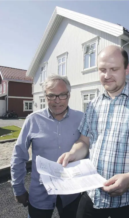  ??  ?? FEIL: Sammen med Harald Tiedemann Hansen og Ronny Hushovd ser Arnoldas Ceida fra firmaet Skydmedis på SINTEF-godkjennin­gen de har for bygg i Norge. Fabrikkens folk og lokale firmaer har i flere uker rettet feil