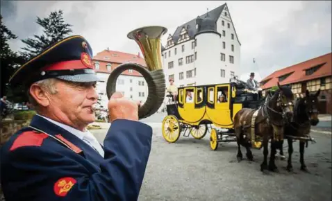  ??  ?? Passende Optik und Akustik: Kutscher Horst Osterloh ließ das Posthorn ertönen und fuhr mit der schwarz-gelben Stolberger Postkutsch­e vor das historisch­e Schlossens­emble in Heringen. Vom . bis . September findet hier das Schlossfes­t statt, welches...