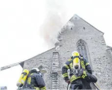  ?? FOTO: FELIX KÄSTLE/DPA ?? Die Feuerwehr bekämpft den Brand der Kirche St. Jodok in der Innenstadt von Ravensburg. Inzwischen schließt die Kripo einen technische­n Defekt als Ursache aus.