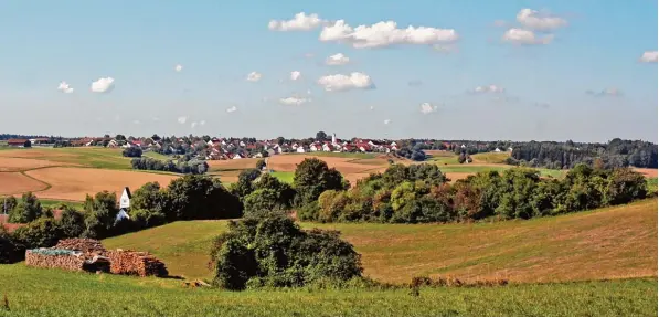  ?? Fotos: Wolfgang Sellmeier (Archiv), Sabine Roth ?? Was ist Heimat? Für Kreisbäuer­in Sabine Asum kein Ort, sondern vielmehr ein Gefühl. Für andere hängt Heimat zum Beispiel mit einer charakteri­stischen Landschaft zusammen oder mit den Menschen, die dort leben. Unser Archivbild zeigt den Blick über den...