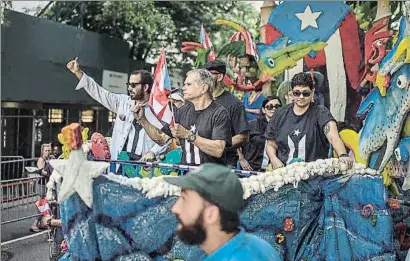  ?? ANDRES KUDACKI / AP ?? Óscar López Rivera, al centre amb una bandera, en la desfilada d’ahir a Nova York