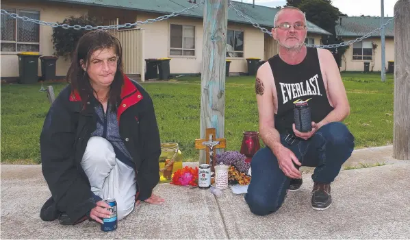  ?? Pictures: ALISON WYND ?? Sarah Grahame and Barry Hampson pay tribute to their neighbour in Iona St after he was found dead and (inset) police at the scene on Thursday.