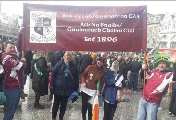  ??  ?? Members of the Stratford-Grangecon GAA Club in Nottingham on St Patrick’s Day.