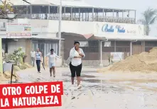  ??  ?? OTRO GOLPE DE
LA NATURALEZA Hilda Clemente Vizcarrond­o camina por la carretera PR-187 en Piñones, que fue cerrada al tránsito por los daños en la zona. Arriba, el frente marítimo de Cataño. A la izquierda, Piñones quedó bajo arena.