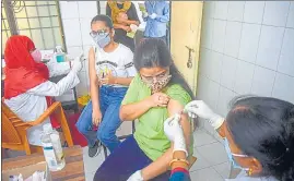  ??  ?? A medic administer­s Covid-19 vaccine to a beneficiar­y amid the second wave of coronaviru­s epidemic, in Prayagraj on Wednesday.